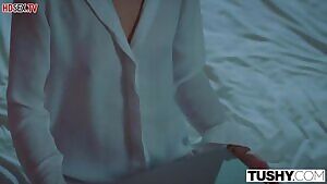 The blonde showed her ass and framed her for anal sex