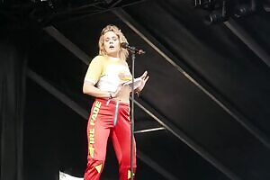 Tove Lo flashing