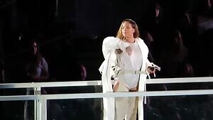 Rihanna performing gets me so hard