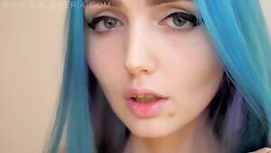 Roots are jacked up, but I like her hair