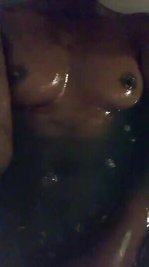 Ana Foxxx - tubbin rubbin