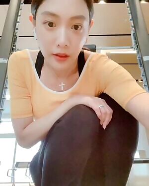 Clara squat full clip