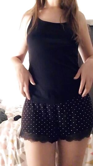 My irst video.. 💋 who wants to join me on the bed?