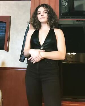 Camren Bicondova shaking her round ass