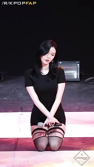 Dal Shabet Serri - Bold & Bravely Showing Her Leg Gap Live to the Crowd 18052017