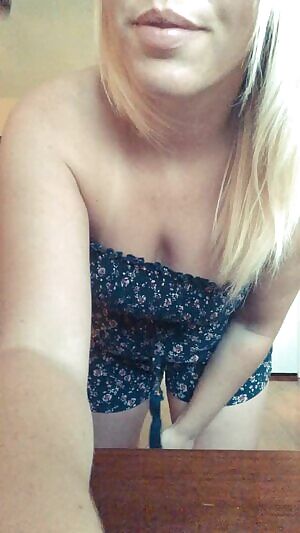 Going out tonight to get my birthday started early! Outfit that’s easy to give flashes at the bar! 😉😈