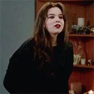 Hailee Steinfeld lips must feel so good around the cock.