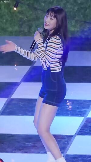 Red Velvet Joy's bouncy thighs are magic