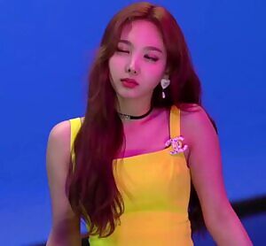 NAYEON - Feeling it.