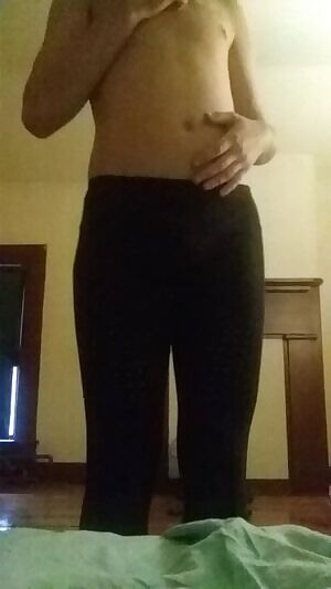 Teasing and taking off my yoga pants for you 💟