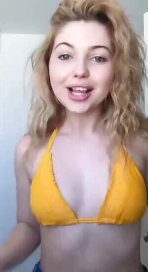 Sammi Hanratty makes me want to play with a horny bi bud