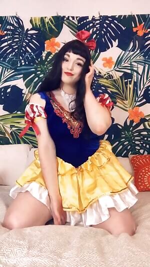 I'm live on cam, come join Snow White! 🍎