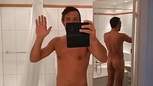 Your favorite French Daddy giving you a tour from his geran hotel room ! Who's joining ?