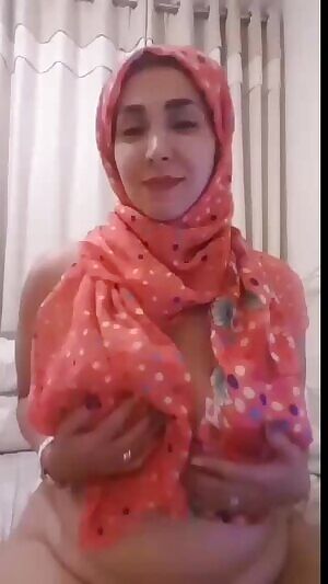 BBW Hijabi in Bedroom! 🧕🏻👙