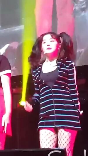 Red Velvet - Irene cleavage