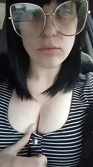 Running errands, here's my tiddies to go 🖤