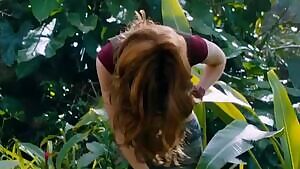 Karen Gillan's midriff plot - Jumanji trailer 1