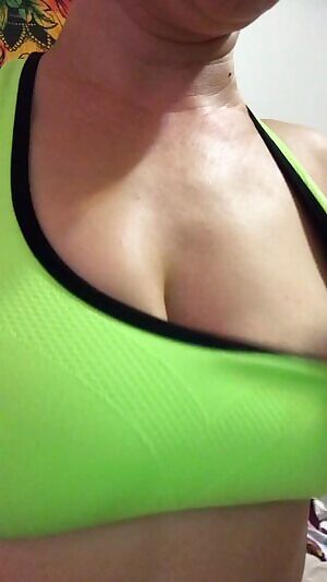 Cum play with mama  get your fill of in my Dropbox for $50. Get my XXX before I hit the beach. $10 gets you in, $50 gets you two shows to fap to today