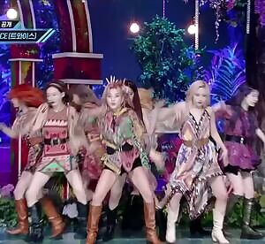 TWICE - Tzuyu feat. Momo & Jihyo