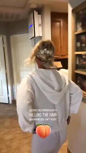 Kaley Cuoco would like you to see her big, beautiful, bubbly, bare bottom.