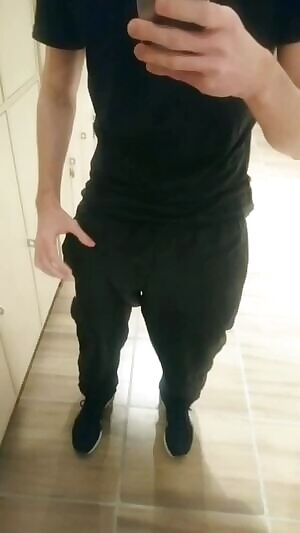 Flash in the locker room 😏