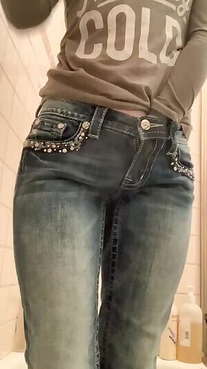 Thought I’d celebrate 1000 followers by pissing mysel then playing with my clit. Thank you for the love! Part 1