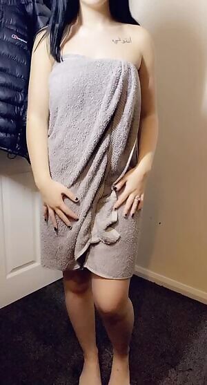 New posts going so ast, nobody will notice i made this awkward video trying to look sexy in a towel 😅