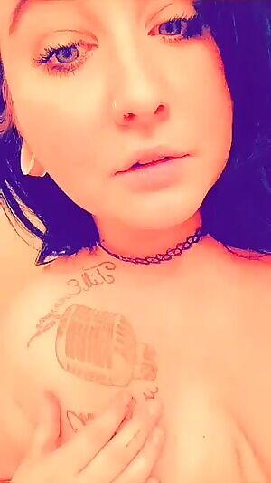 I’ve had a lot of requests for more of my face and mouth so here’s a little gif :)