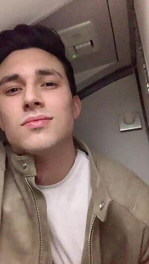 Come meet me in the airplane bathroom ✈️😋