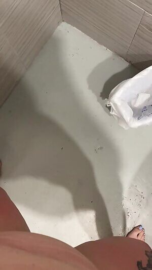 23 public restroom piss💦