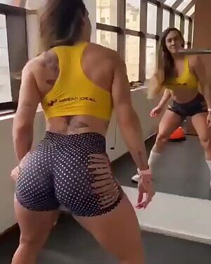 Thaynna Dantas twerks