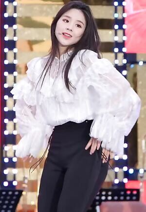 Loona - Heejin's Juicy Ass + Charming Wink