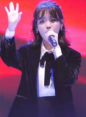 IU no bra
