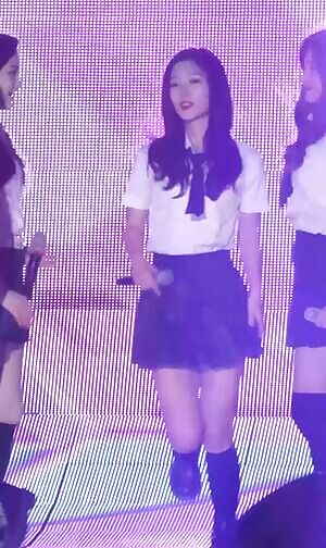 DIA Chaeyeon toned thighs