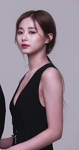 Twice Tzuyu’s cleavage