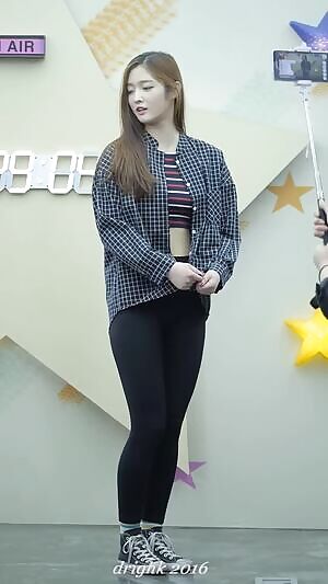 eunjin showing midriff