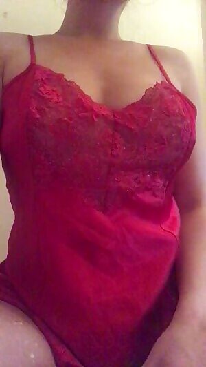 I'm a horny little milf and I love milking my tits