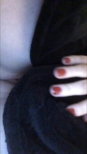 🐱 hiding under the robe