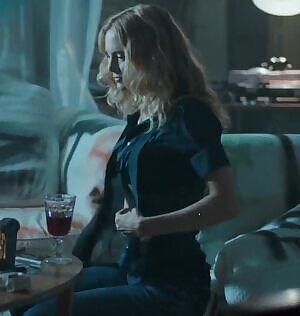 Heather Graham reveals her fantastic tits