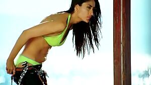 Kareena Kapoor Midriff from Tashan