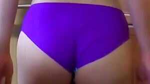 Yhivi's ass is sooo hypnotizing 🍑