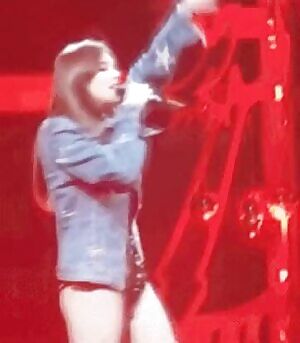 Hailee Steinfeld's big round ass on stage