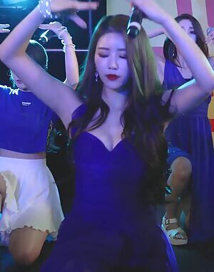 Lovelyz - Mijoo cleavage
