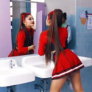Ariana Grande as a cheerleader is the hottest thing I have ever seen...