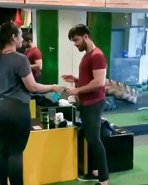 Indian chick's got some serious ass!