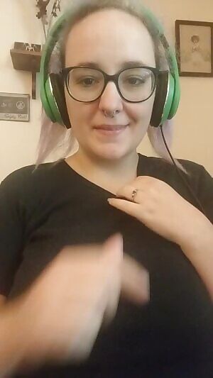 A shy little boob flash with giggles♥️