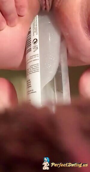 She fucks her ass with a bottle and squirts :)