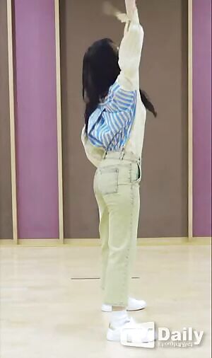 RCOKET PUNCH Yeonhee beautiful hips