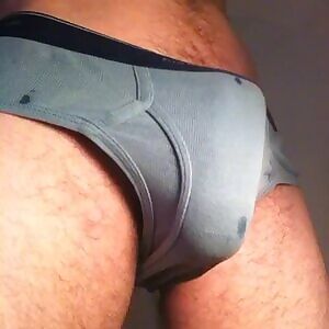 New to this sub... how do you feel about flexing in briefs?