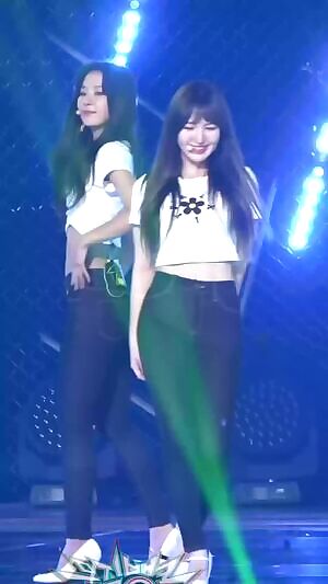 Red Velvet - Seulgi in Jeans and Crop top